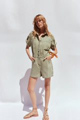 Kurzer Denim-Playsuit von Talaine mit Knopfleiste am Model