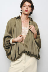 Model trägt Isandra Draped Statement Jacket in Olivgrün mit Oversized-Fit