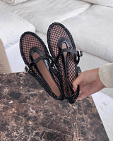 Stylingfoto: weiße Mesh Mary-Jane Flats mit Riemchen auf Betontreppe