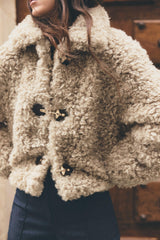 Detailansicht der beigen Teddyjacke mit flauschiger Struktur
