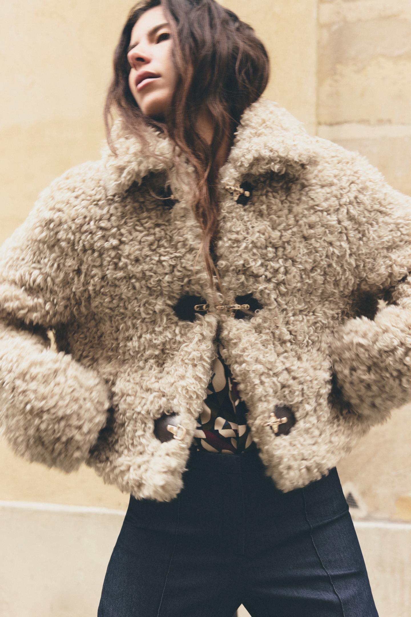 Elavine Teddyjacke in Beige aus Faux Fur mit Schnallen vorne
