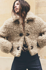Elavine Teddyjacke in Beige aus Faux Fur mit Schnallen vorne

