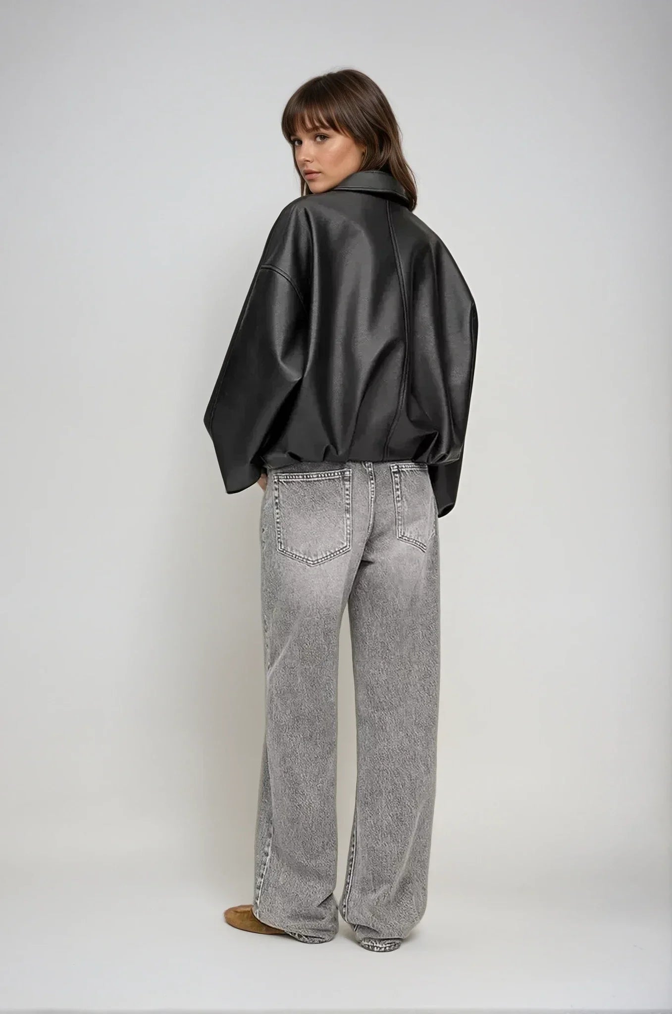 flatlay dunkelbraune oversized vegan-leder jacke mit gürtel
