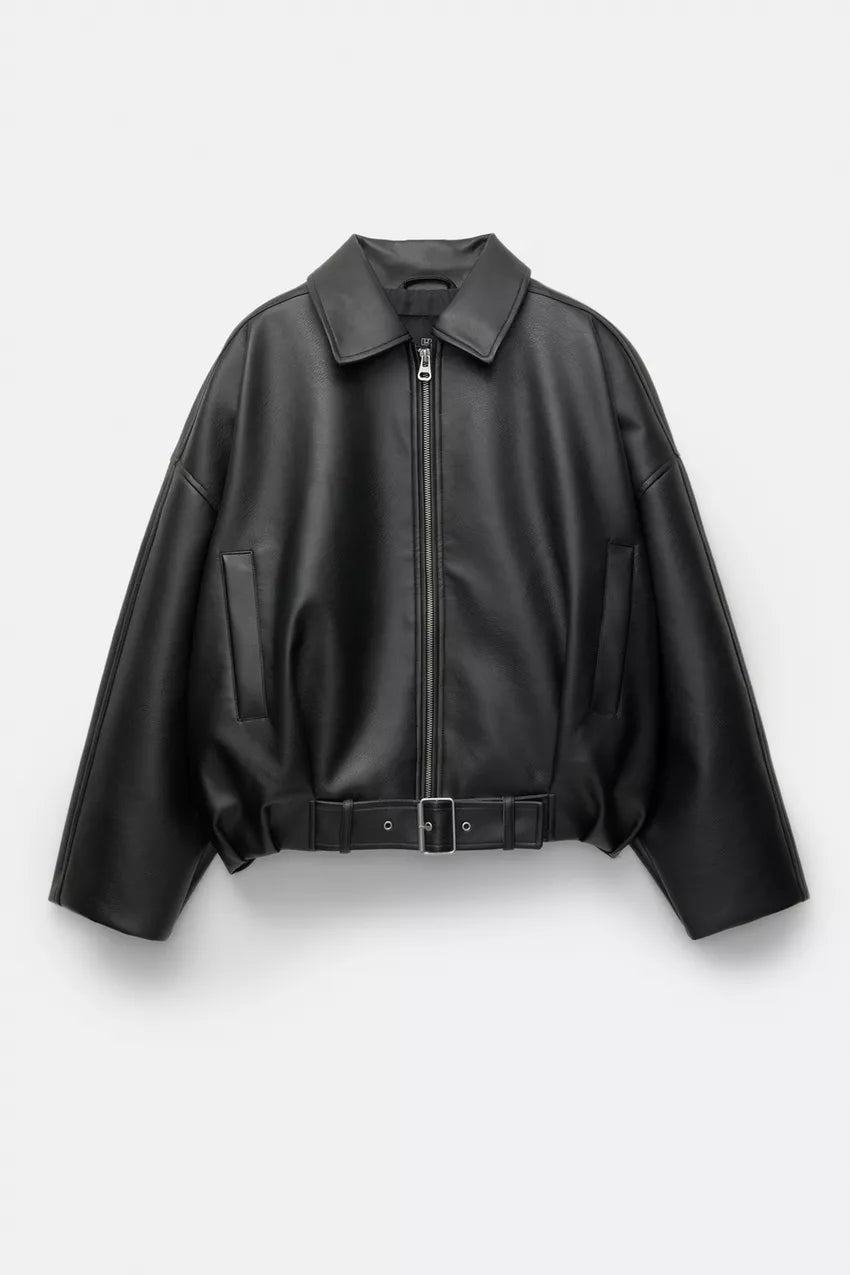 flatlay schwarze oversized vegan-leder jacke mit gürtel