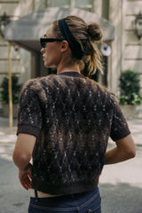 rückansicht kurze strickjacke mit argyle-muster und kurzen ärmeln in braun