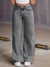 Vorderansicht einer grauen High Waist Wide Leg Jeans mit weitem Bein