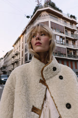 beige wildlederjacke mit weißen teddy-ärmeln