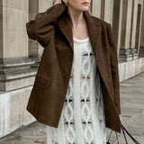 Model kombiniert Veloura Chic Jacke casual mit Kleid und Tasche
