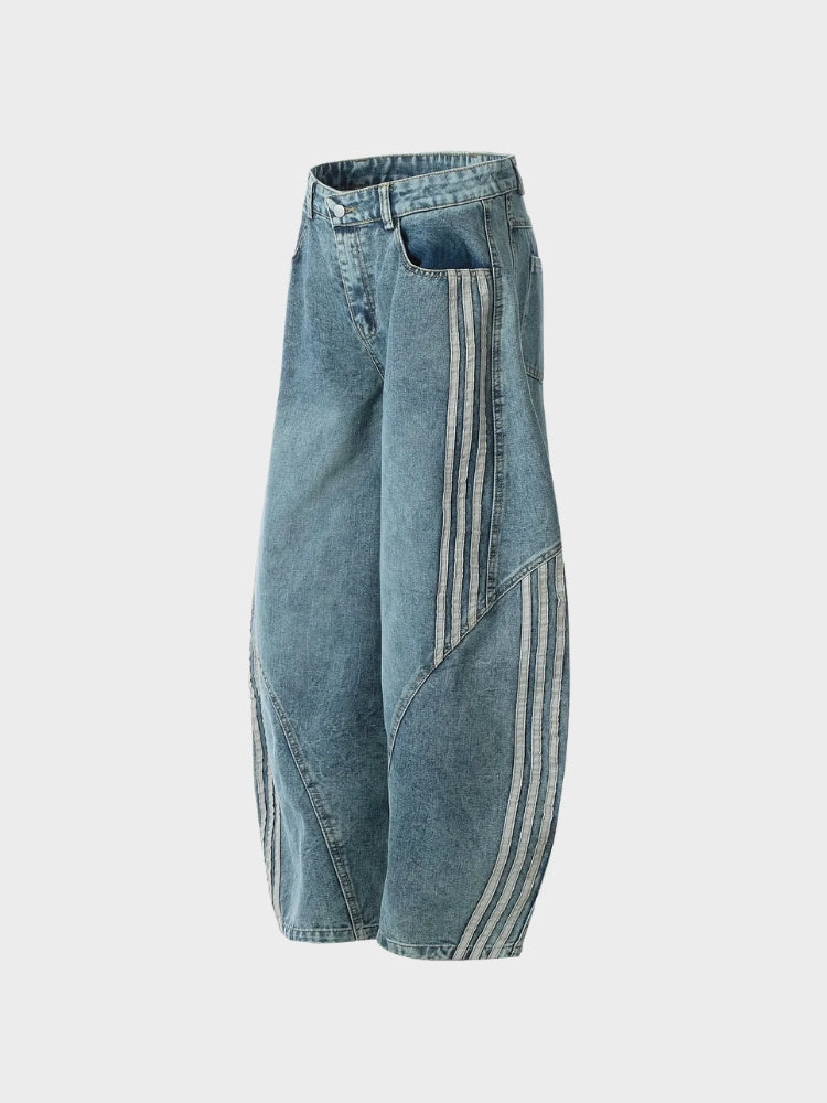 Nyvra Baggy Jeans in Blau – Flatlay-Detailansicht mit sportlichem Streifen-Akzent