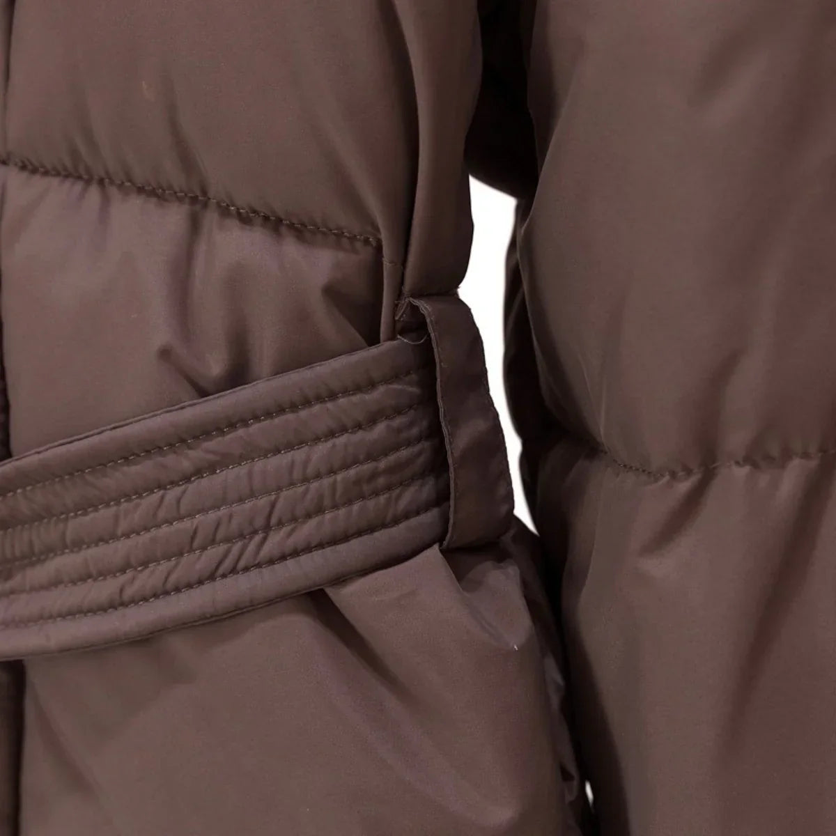 Arctic Allure | Taillierte Damen Winterjacke mit Gürtel & Eleganter Look