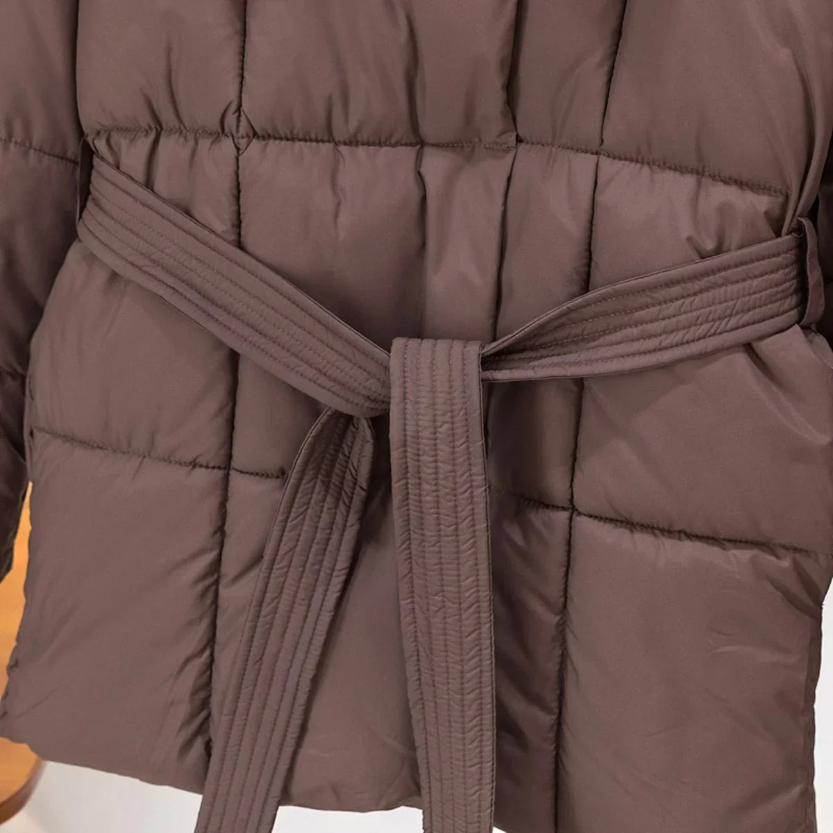 Arctic Allure | Taillierte Damen Winterjacke mit Gürtel & Eleganter Look