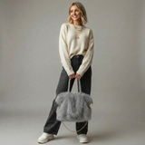 Graue fluffy handtasche mit maßen 41 cm breit und 29 cm hoch