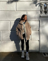 Beige TeddyWrap im Sonnenlicht, Ganzkörper
