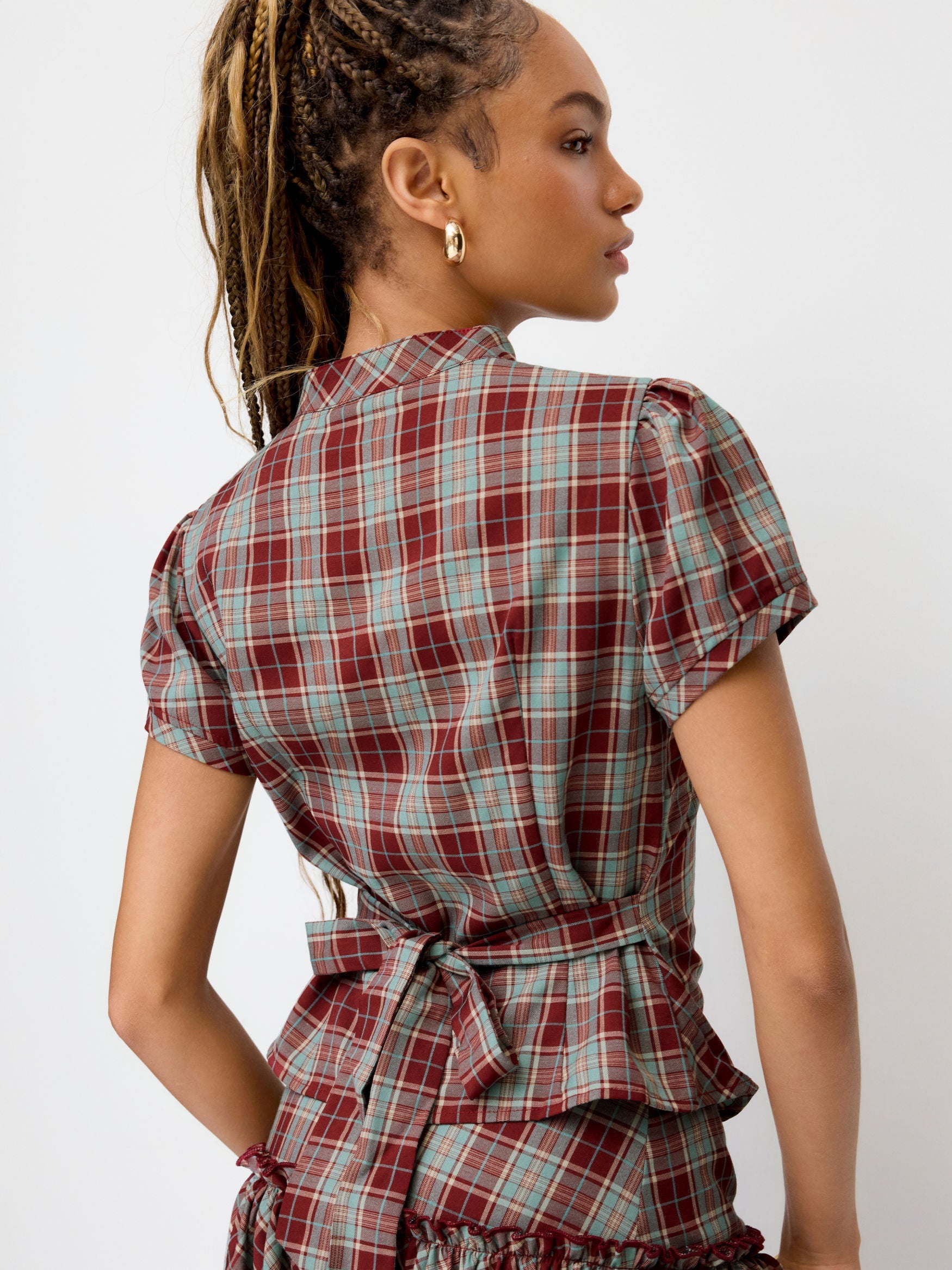 Modell trägt Valira Karierte Bluse – weitere Lookbook-Aufnahme mit Karomuster