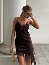 Veloura Satin-Slip-Kleid in Kaffeebraun mit Spitzen-Details – Studio-Aufnahme
