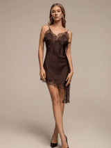 Modell trägt Veloura Satin-Slip-Kleid in Kaffeebraun mit Spitze und asymmetrischem Saum, Studio-Frontansicht