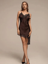 Modell in Veloura Satin-Slip-Kleid Dunkelblau – Detailansicht der Spitzen-Front