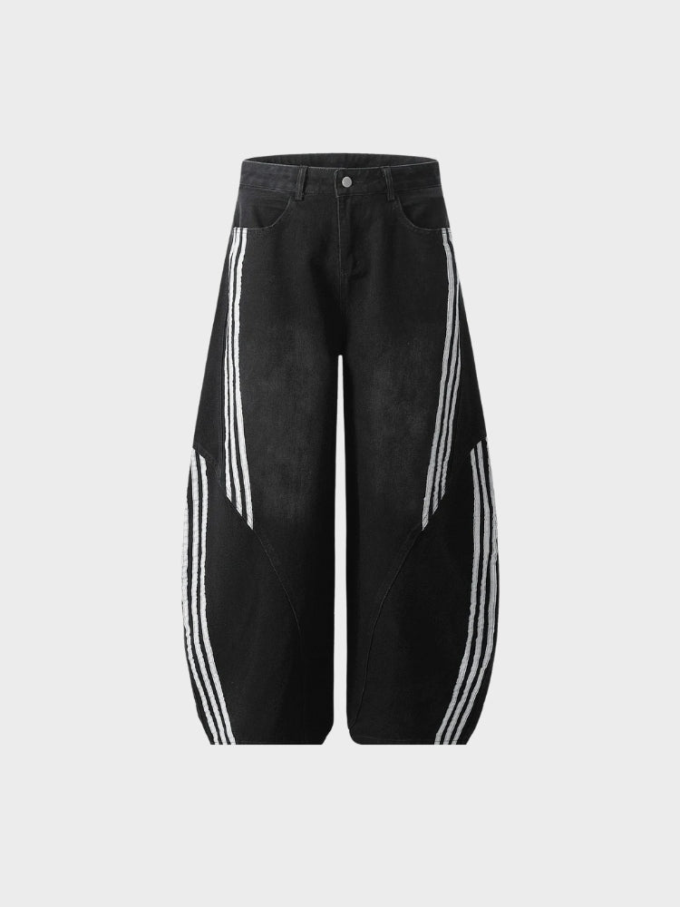 Nyvra Baggy Jeans in Schwarz – Flatlay-Ansicht mit sportlichem Streifen-Akzent und Wide-Leg-Schnitt