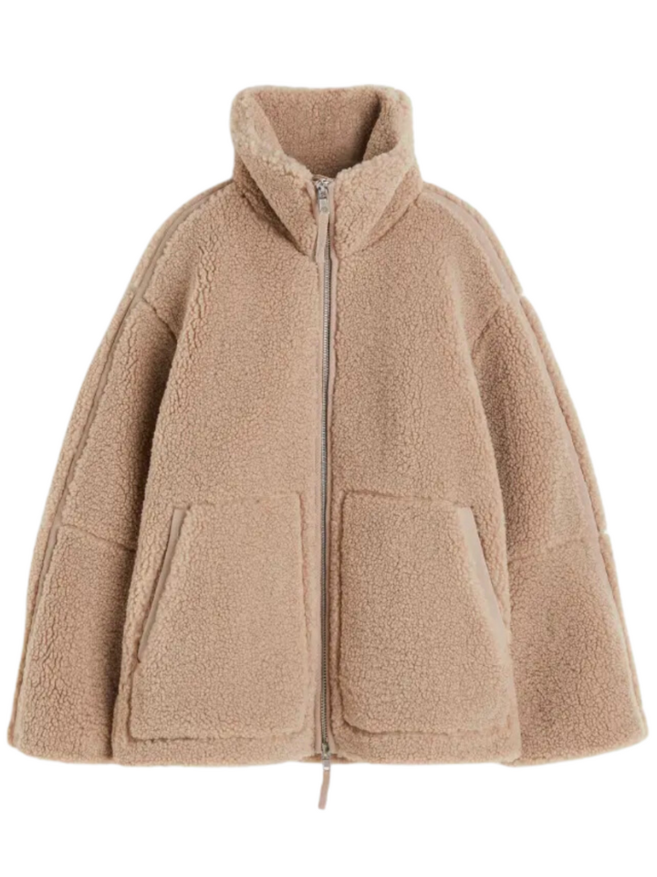 Braune Teddy-Fleece Jacke Studioaufnahme
