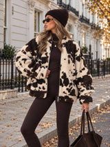 Teddy-Jacke mit Kuhmuster im cozy Herbstlook von Talaine