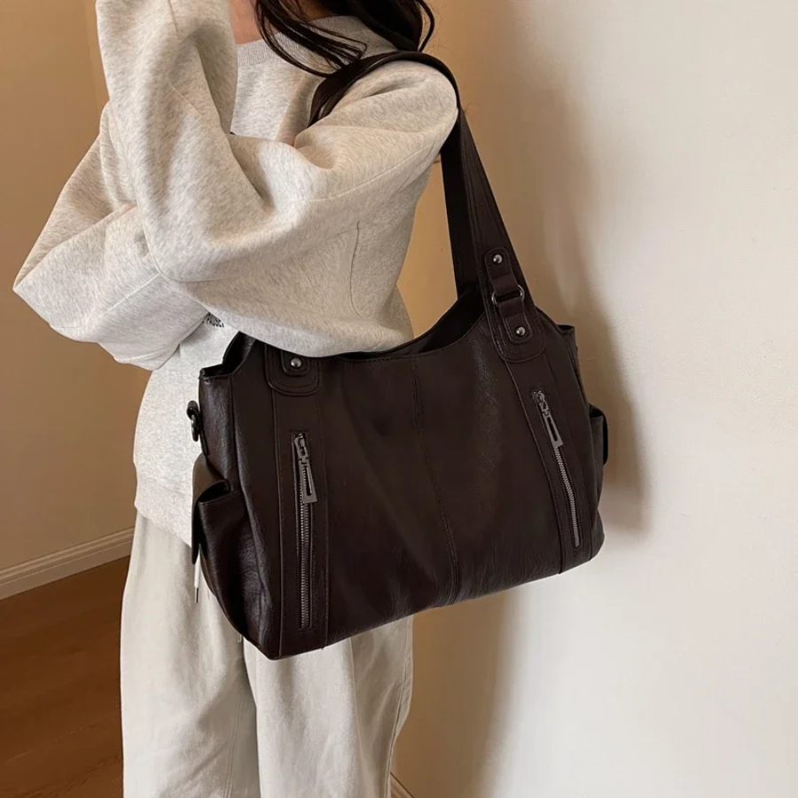 Amber Schultertasche in Dunkelbraun aus veganem Leder
