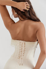 Pearl Embrace | Trägerloses Satin-Midikleid mit Perlendetail