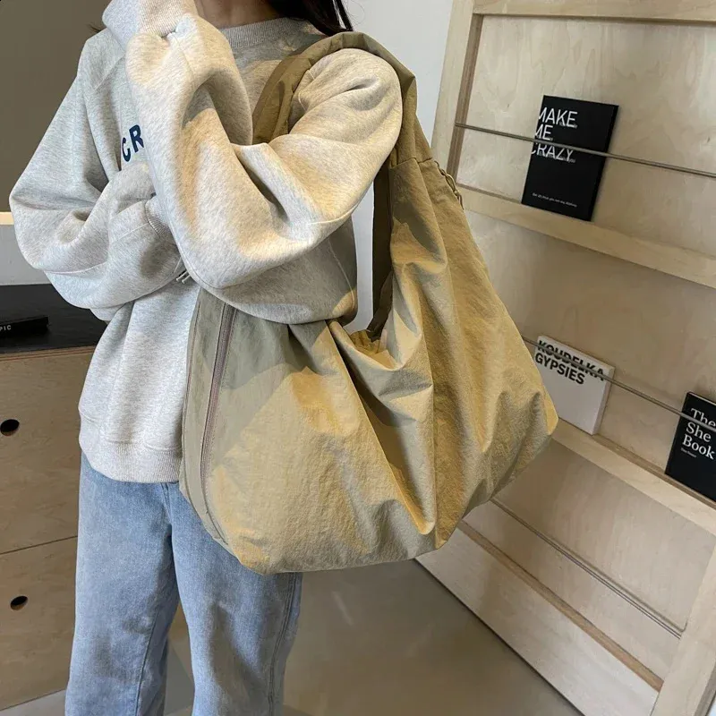 Damen trägt die beige Aether Tote Schultertasche im Alltag