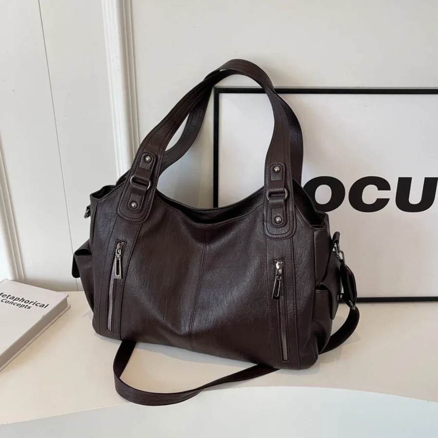 Amber Schultertasche in Dunkelbraun aus veganem Leder
