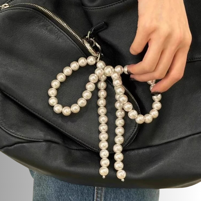 Belle Pearl Charm Perlen-Taschenanhänger in Schleifenform
