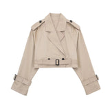 Eleganter kurzer Trenchcoat Damen zu Jeans kombiniert