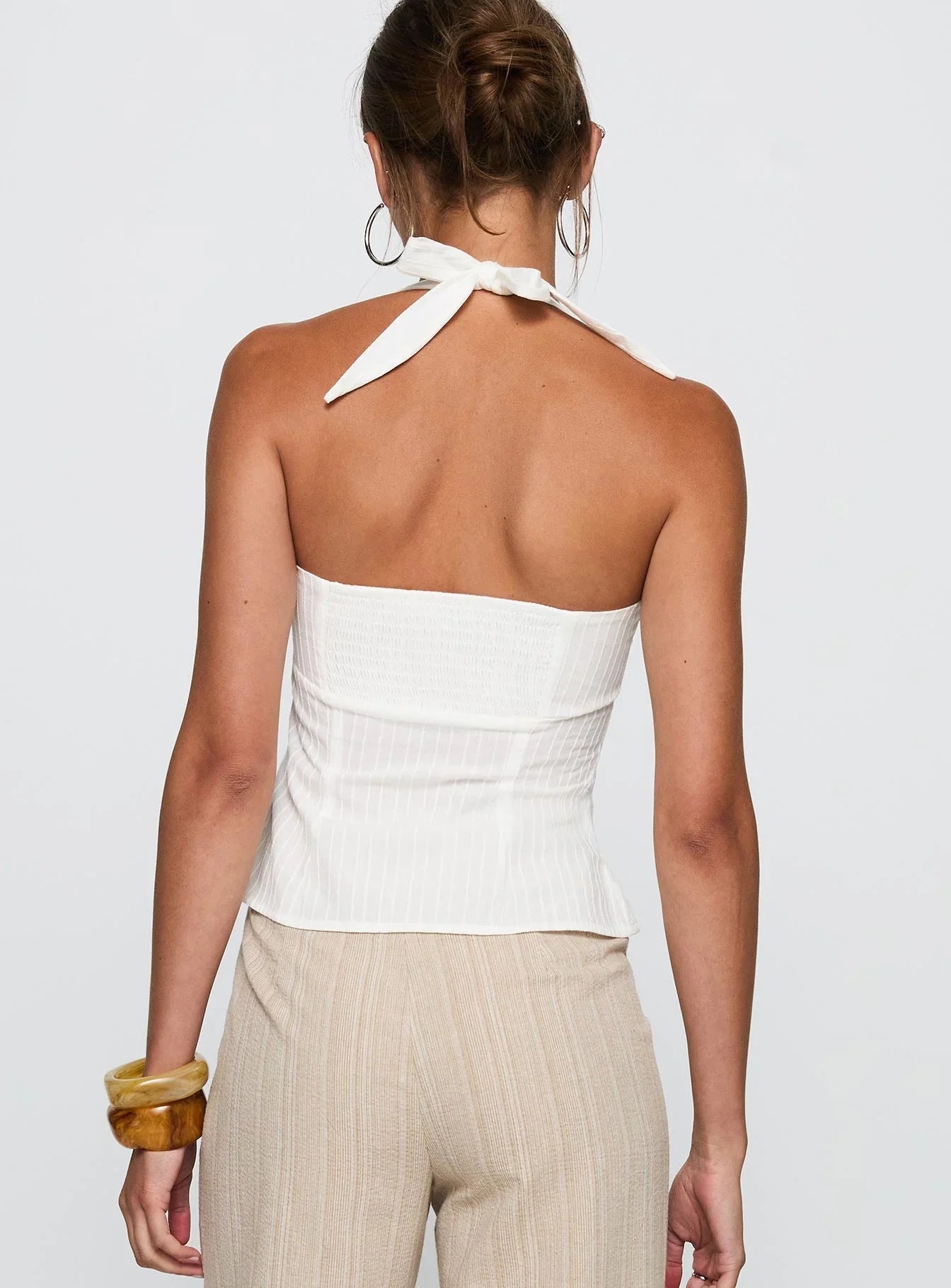 Modell in Almira Halter-Top Weiß – weitere Lookbook-Aufnahme