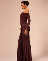 Figurbetontes Off-Shoulder Abendkleid mit Drapierung – Ganzkörperaufnahme
