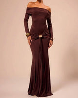Majestic Allure Kleid mit Gold-Detail in der Taille – seitliche Ansicht
