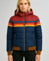 dunkelblaue Pufferjacke mit Regenbogenstreifen und roter Kapuze, Seitenansicht