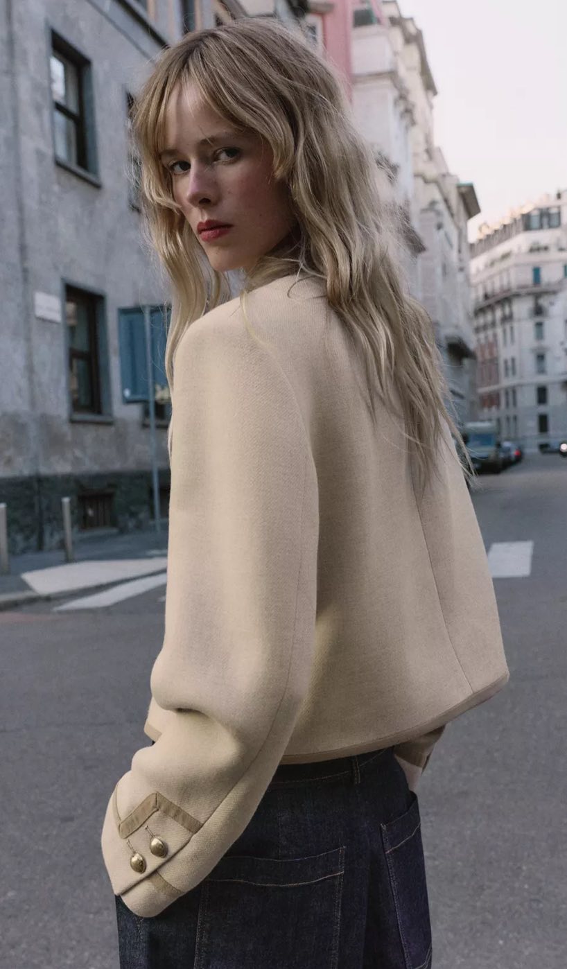 Modell in Velmira Kurzjacke Beige – weitere Streetstyle-Detailansicht
