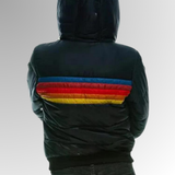 schwarze Pufferjacke mit Regenbogenstreifen und Reißverschlusstaschen, von Frau getragen