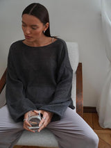 Elayne Knit in Grau, cosy Look mit Tasse in der Hand
