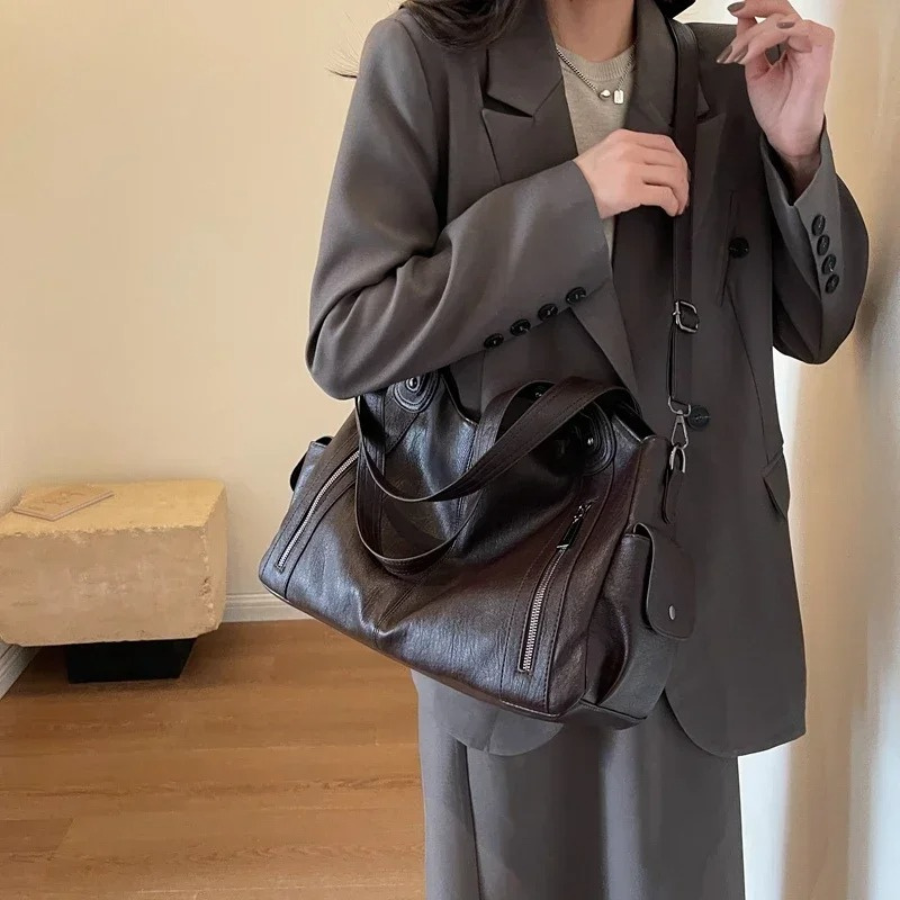 Amber Schultertasche in Dunkelbraun aus veganem Leder
