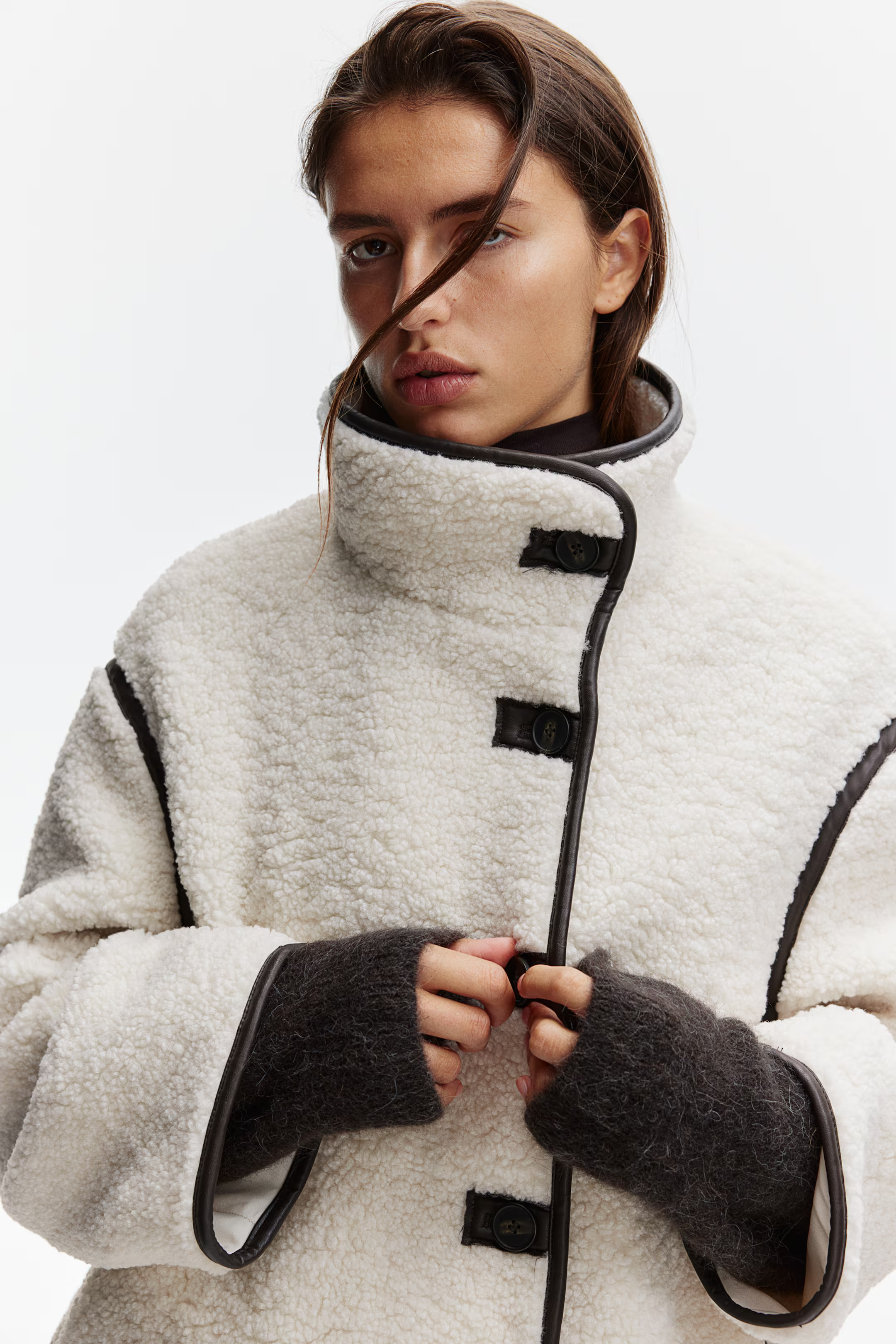 Frau trägt Montana Sherpa Winterjacke in Off-White mit Kontrastnähten