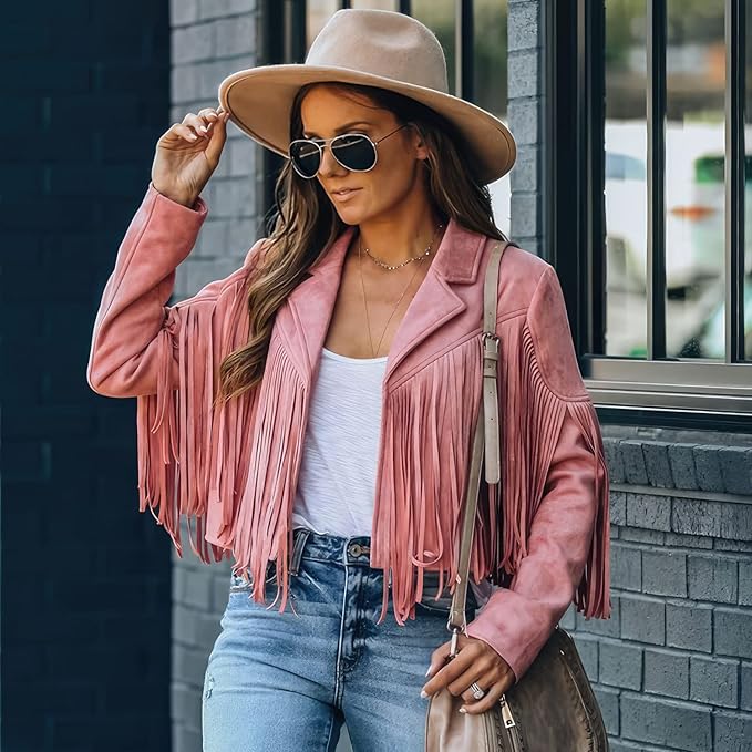 Cowgirl-Look mit rosa Fransenjacke und Hut
