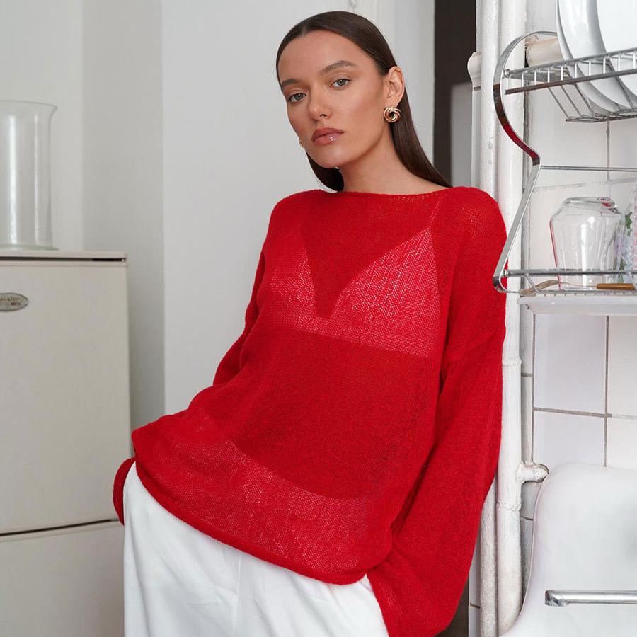 Elayne Knit in Rot, entspannt auf einem Stuhl
