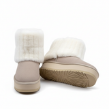 Taupe Damen Schneestiefel mit dicker weißer Fellkrempe und Profilsohle – ideal für kalte Wintertage.