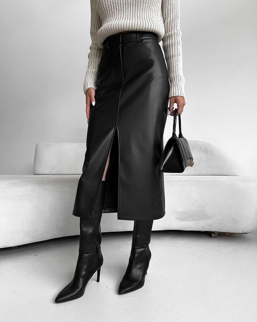 Schwarzer Midirock mit hohem Bund und Schlitz – cleaner eleganter Look
