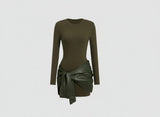Olivgrünes Damenkleid mit langen Ärmeln und Lederoptik