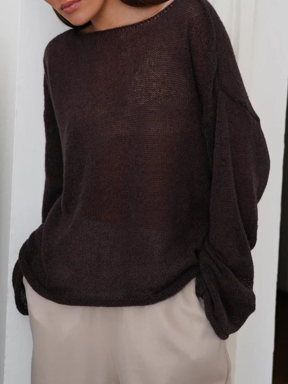 Elayne Knit in Braun, seitliche Ansicht mit weiten Ärmeln
