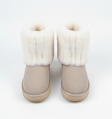 Taupe Winterstiefel mit weißer Plüsch-Fellkrempe und erhöhter Sohle – stilvolle warme Damen Schneestiefel.