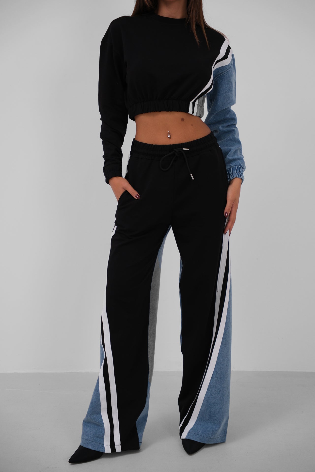 Taliya Tracksuit Damen schwarz mit Denimärmel und weitem Bein

