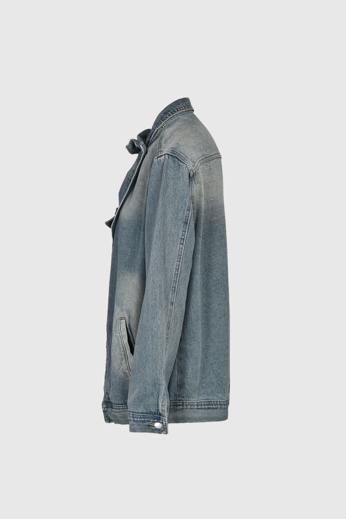 Vivid Twist Denim Jacke Rückseite auf Kleiderbügel
