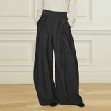 Detailaufnahme von schwarzer Palazzo Hose mit Falten vorne