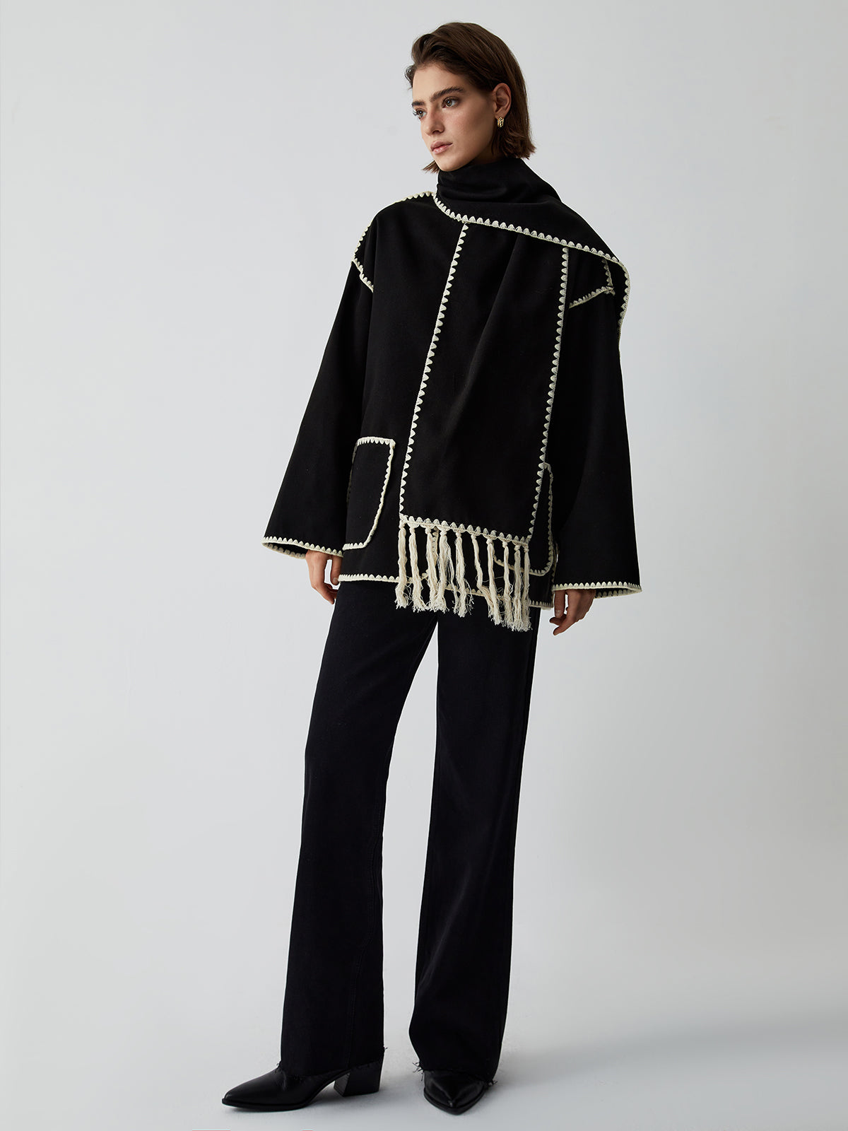 Model trägt Seraphina CapeCoat mit integriertem Schal in Schwarz
